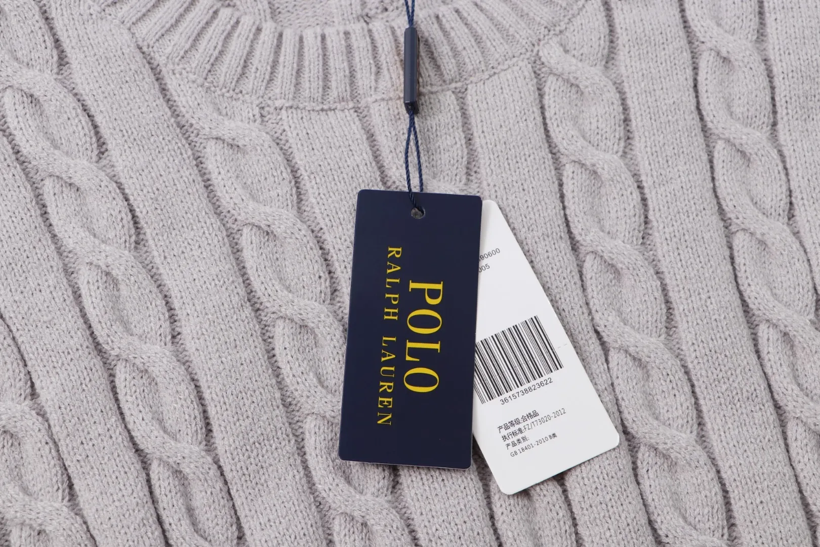 P210 [Ralph Lauren round neck solid color pony embroidery logo twist knitted sweater] ✅Ralph Lauren classic basic versatile knitted pullover crew neck sweater for men and women ✅Main supplier platform live broadcast Wholesale entity Replenish when out of stock will not be removed from the shelves ✅ZP quality 1:1 pattern making Scan the code to enter the GF website Counter quality ✅Detailed quality is the only one in Guangzhou Imported quality cotton yarn Focus on high-end cost-effective Good quality Needless to say ✅The version is restored to the original version. The maximum size can be worn up to 1105 pounds. Loose, comfortable and stress-free. ✅The upper body is simple and easy to match. A must-have for ootd. Good-looking clothes are never picky. A must-have in couples’ wardrobes. Size: S-XL. Color: black, white, gray, royal blue, pink, sky blue, khaki.